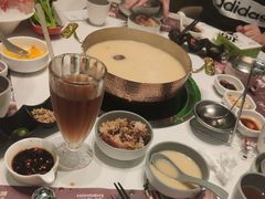 -洪氏嗨捞·广东猪肚鸡·椰子鸡火锅(西咸万象城店)