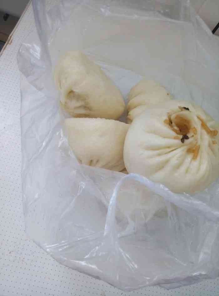 天天早上起来路过他家门口,偶尔买几次包子,但是味道还算可以吧,毕竟