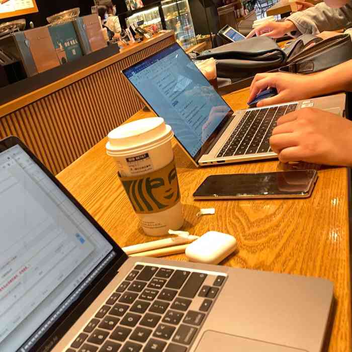 星巴克(成都中海环宇荟店)-"工作日的晚上7点,这家店里只有三四个人,.