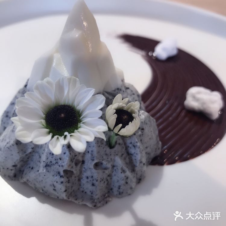 很简约的一家店，坐下来很舒服，每道甜品都像艺术品一样