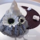 很简约的一家店,坐下来很舒服,每道甜品都像艺术品一样