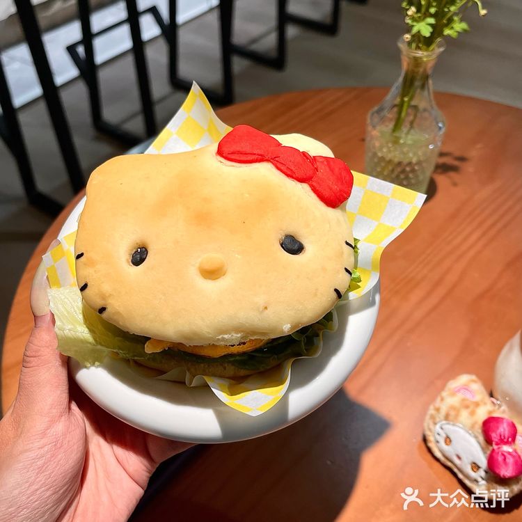 这口kitty堡🍔对于成年人刚刚好…