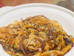 豉油皇炒陈村粉-大良毋米粥·粥底火锅(岭南天地店)