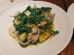 温热海鲜沙拉配牛油果-Mercato莫卡多露台餐厅与酒吧(K11店)