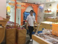 -来伊份(曹安公路三店)