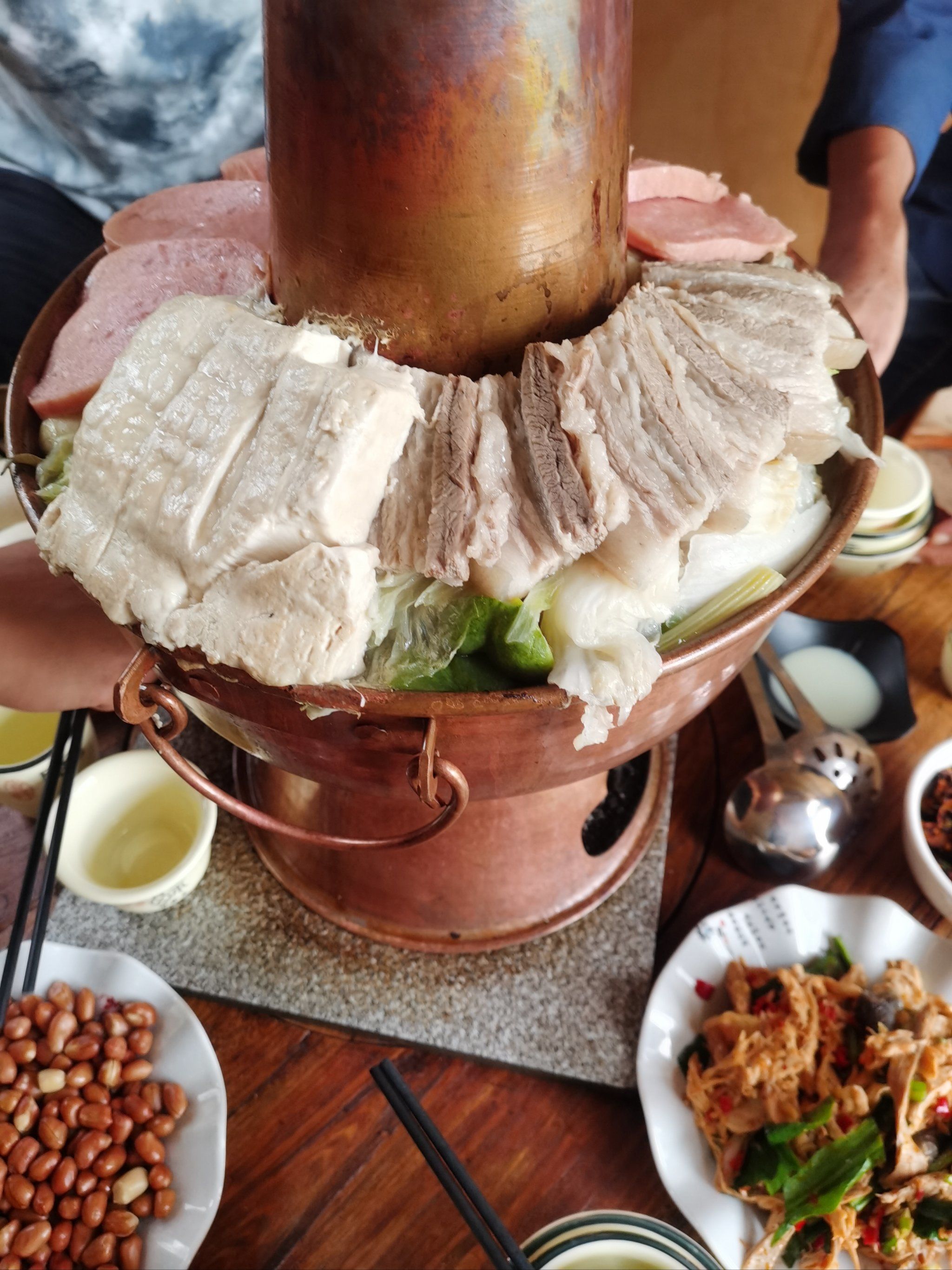 江川荷花的铜锅