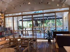 大堂-猫的天空之城概念书店(束河店)