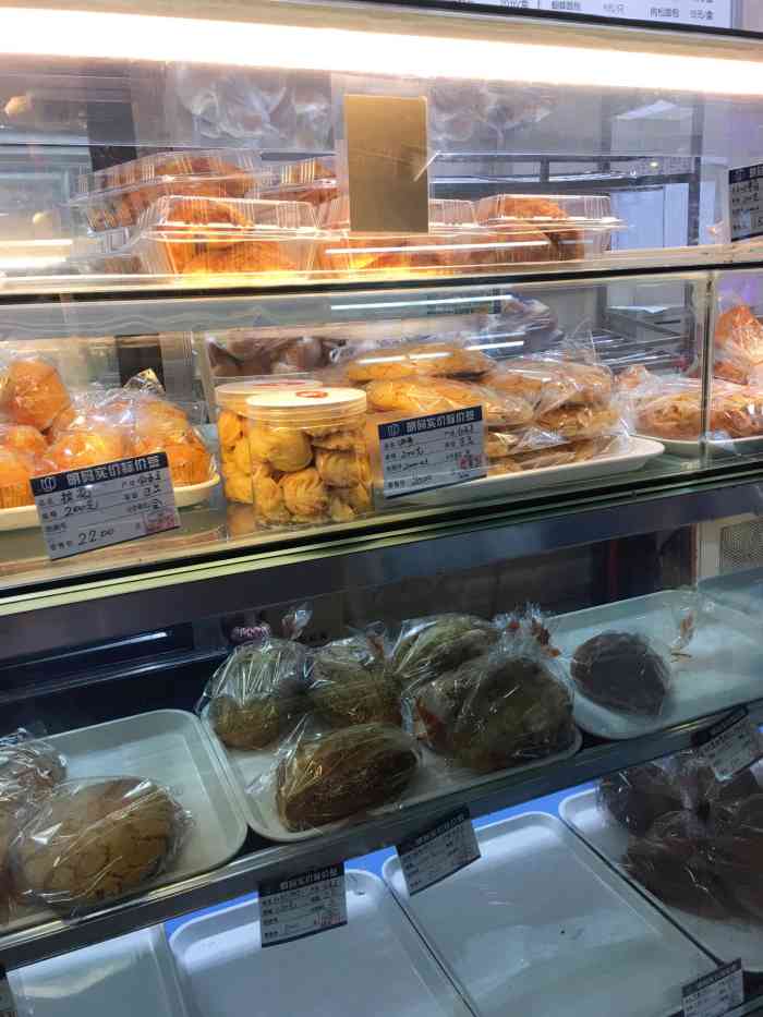 白玉兰面包房-"「白玉兰面包房」这里排队的热情相当的高涨.