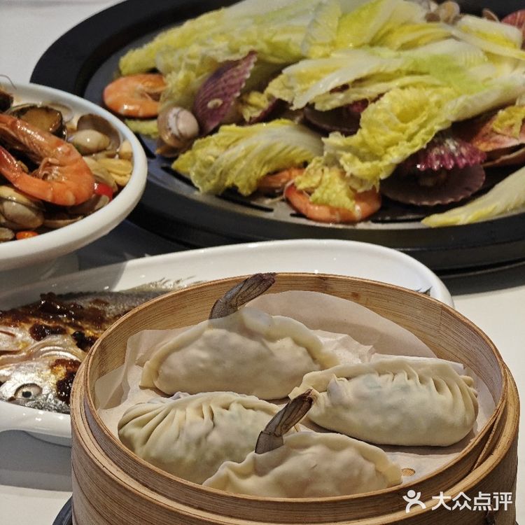 来青岛吃蒸汽海鲜必选一筐蛤蜊