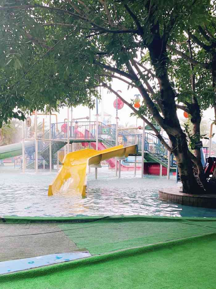 乐山仙芝海啸水上乐园-"玩的方面好,就是没有热水冲,冲澡的地方不.