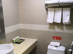 -莫泰酒店(上海虹桥北新泾地铁站天山路店)