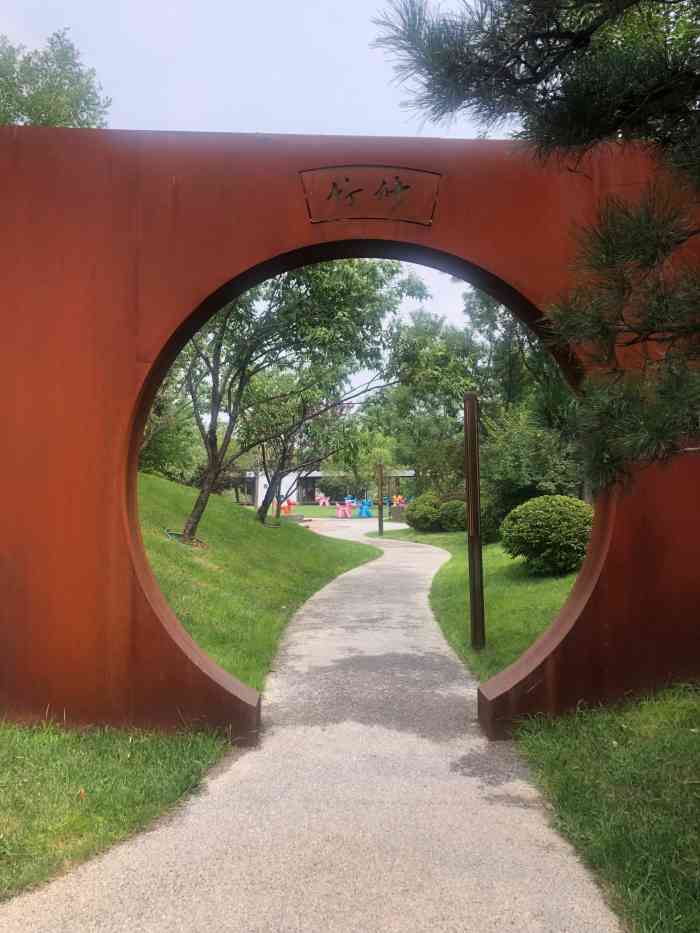 鹿鸣公园-"公园其实是售楼处,环境很好,只不过周围全.