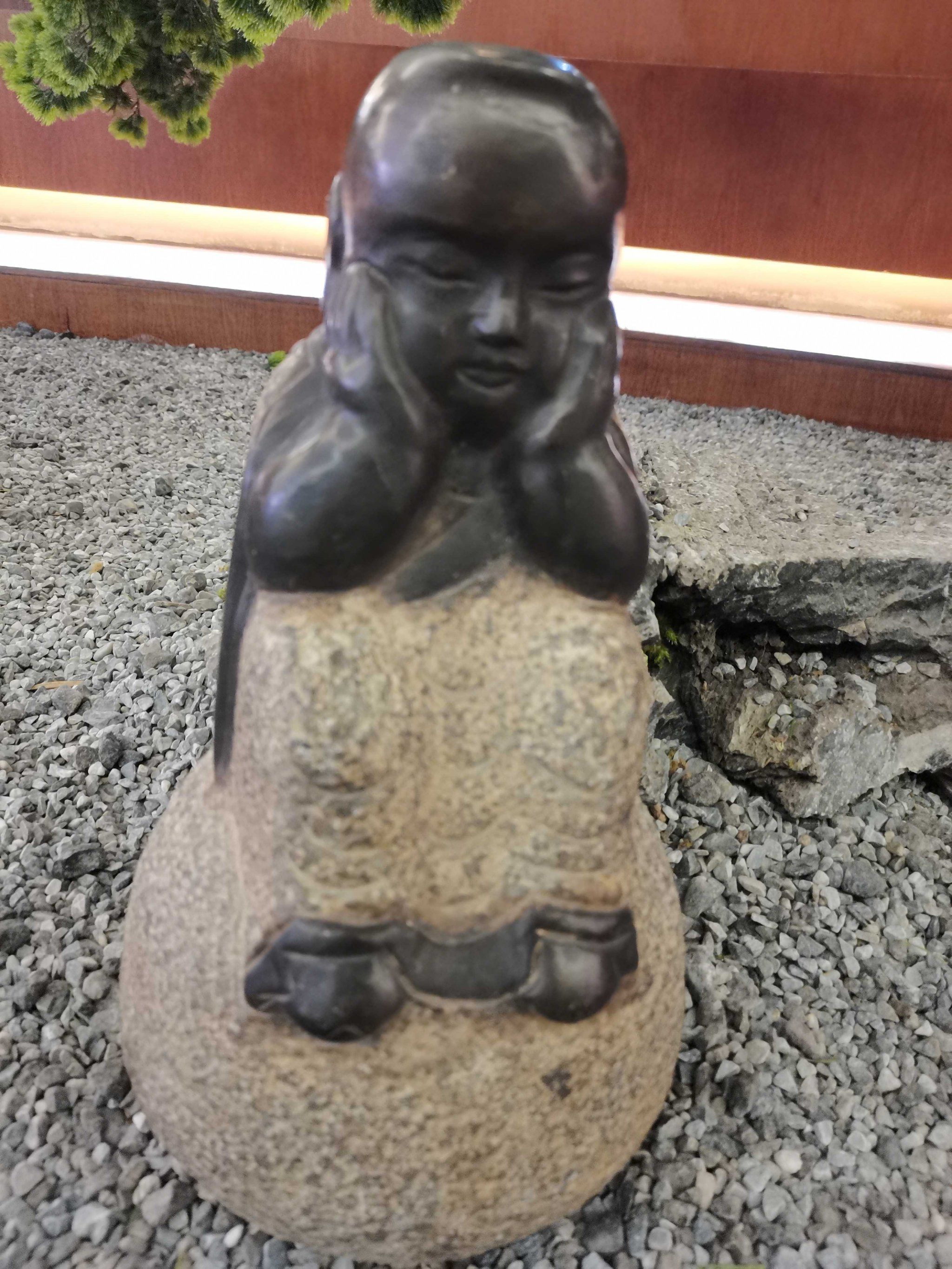 佛像与香炉的和谐