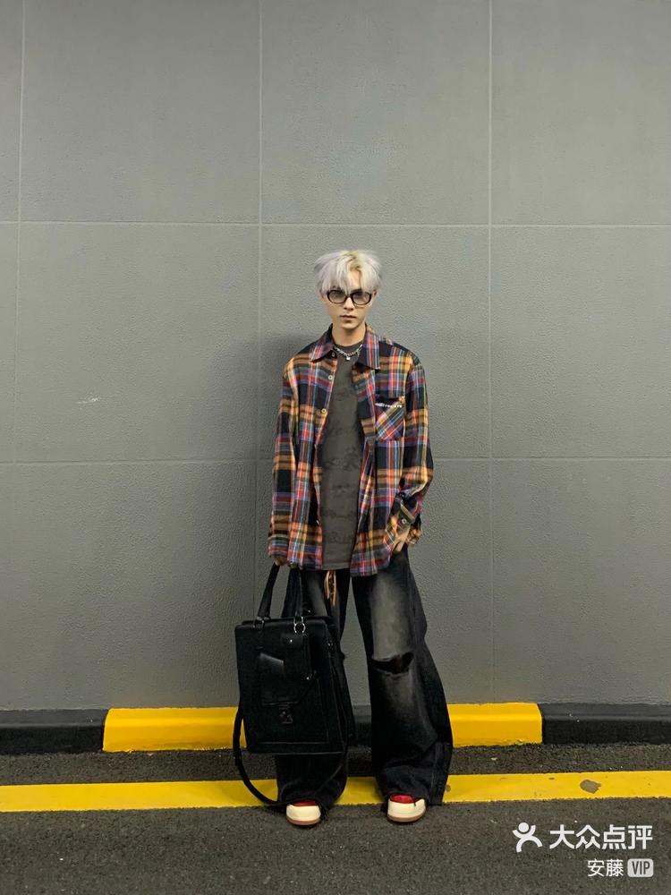 坐地铁被问疯男生银灰色发尾染层次感显白