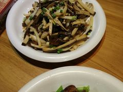 茶树茹拌蛋干-严记小天府酸菜鱼(西四路店)