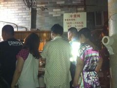 排队的人群-潘国仙耳光馄饨(黄家阙路店)