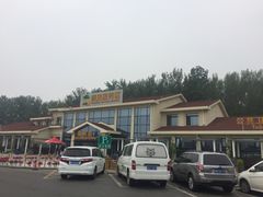 -窦店服务区-停车场