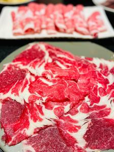 大兴机场起飞三口人中午吃个小火锅简单快捷选择呷哺呷哺这边的肉摆盘