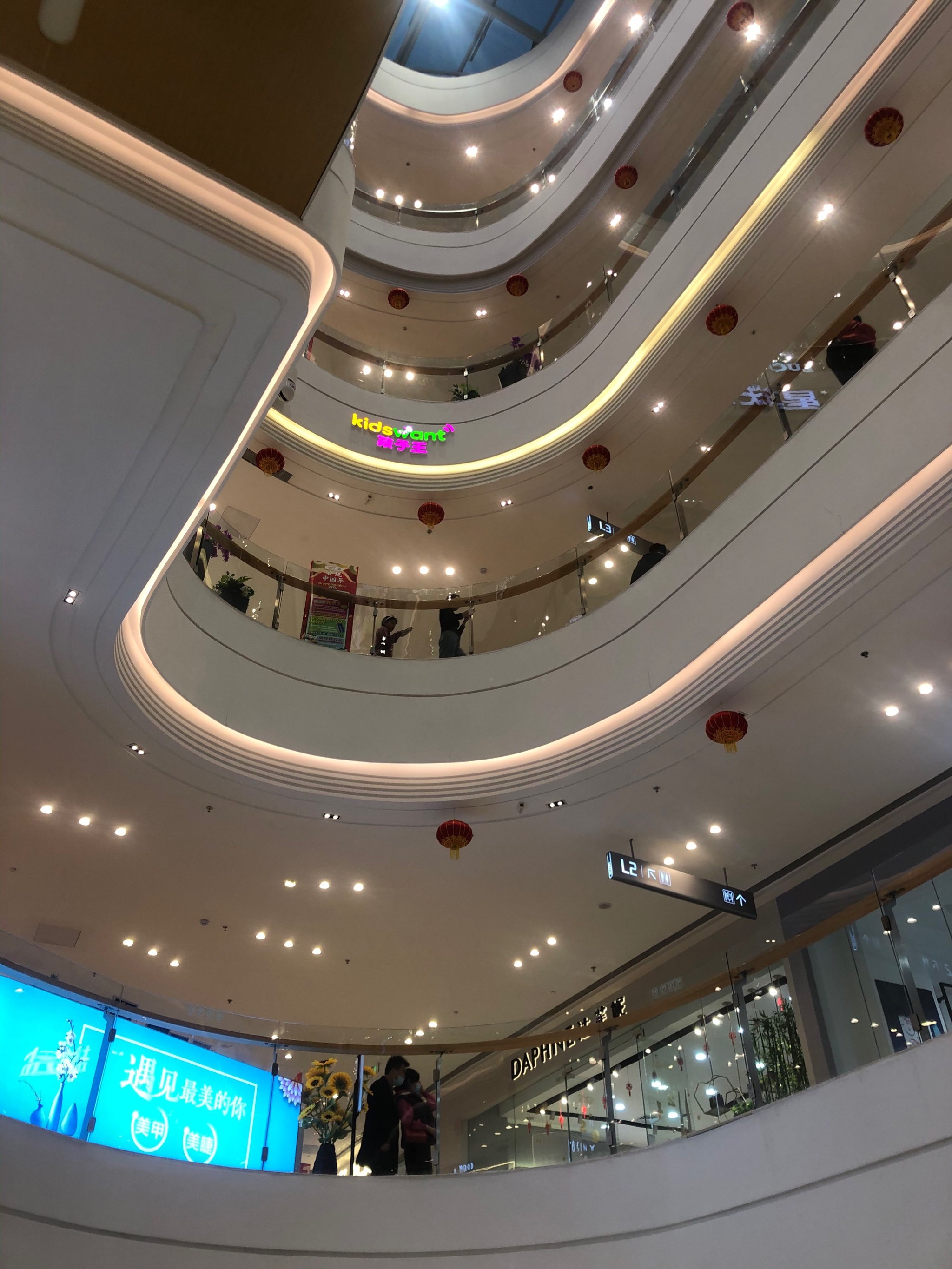 沣西吾悦广场比和平村的吾悦广场小的很多