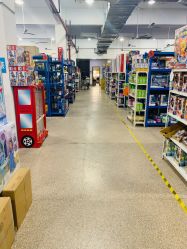 -逝水玩具折扣店