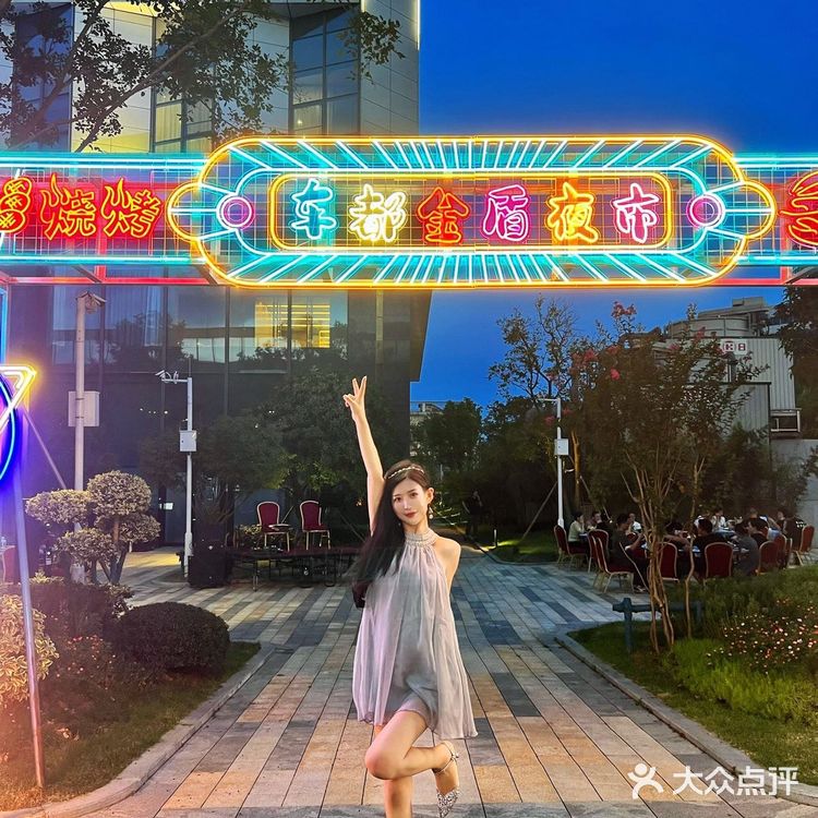 武汉｜五星酒店🔥夜市烧烤竟还有乐队作伴⁉️