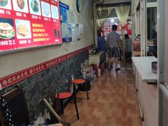 大堂-老字号杨坡红油米线腊汁肉夹馍(东四道巷店)