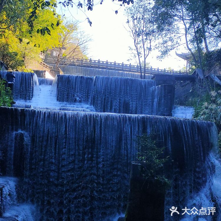 应朋友相邀，终于四人成行来到腾冲，清晨驱车来叠水河瀑