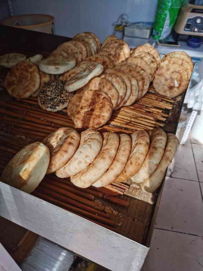 这家莱芜宫廷烧饼应该也是连锁店吧我买的这家店在胡同里买的现做还是