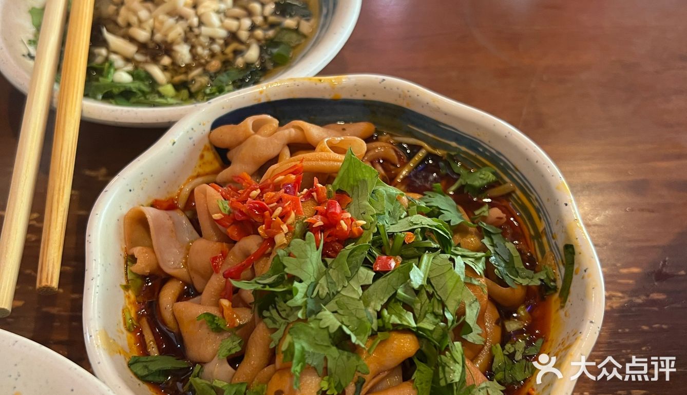 这家串串店的米凉粉还不错～