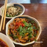 这家串串店的米凉粉还不错～