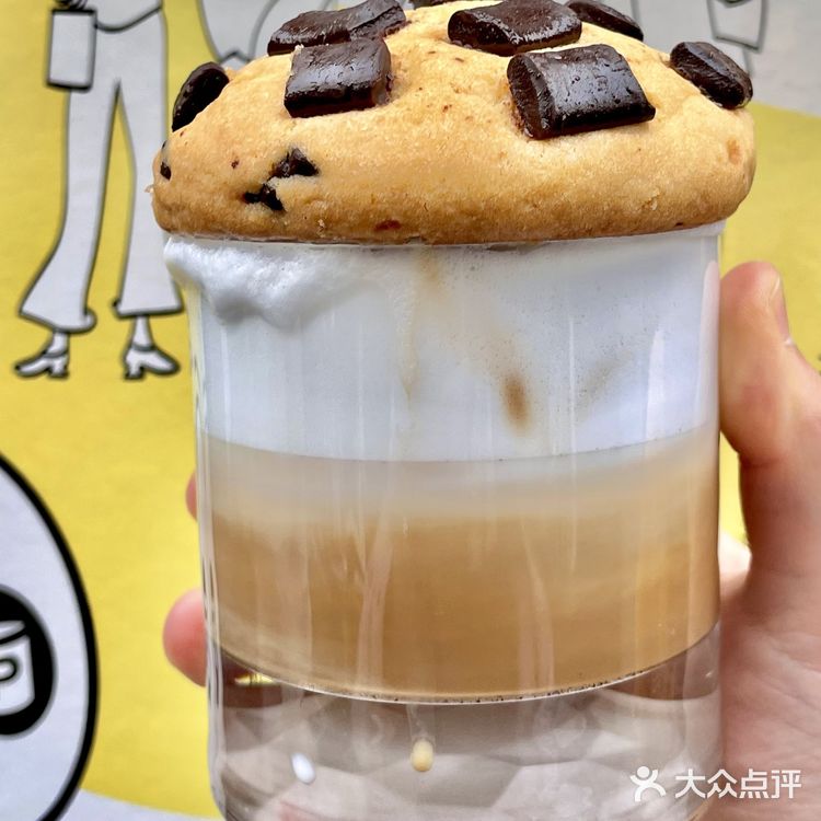 可以把曲奇沾着奶泡喝搅拌一下味道更嗲！