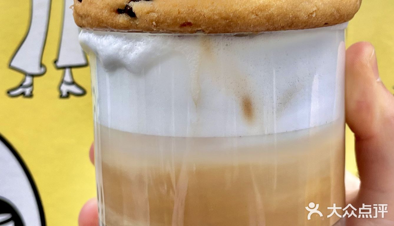 可以把曲奇沾着奶泡喝搅拌一下味道更嗲！