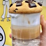 可以把曲奇沾着奶泡喝搅拌一下味道更嗲！