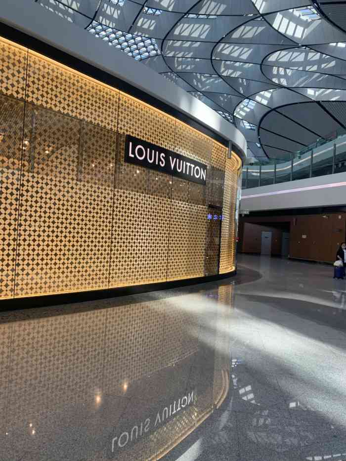 lv路易威登(大兴国际机场店)-"人非常少,店内产品蛮多的,一进门是箱包
