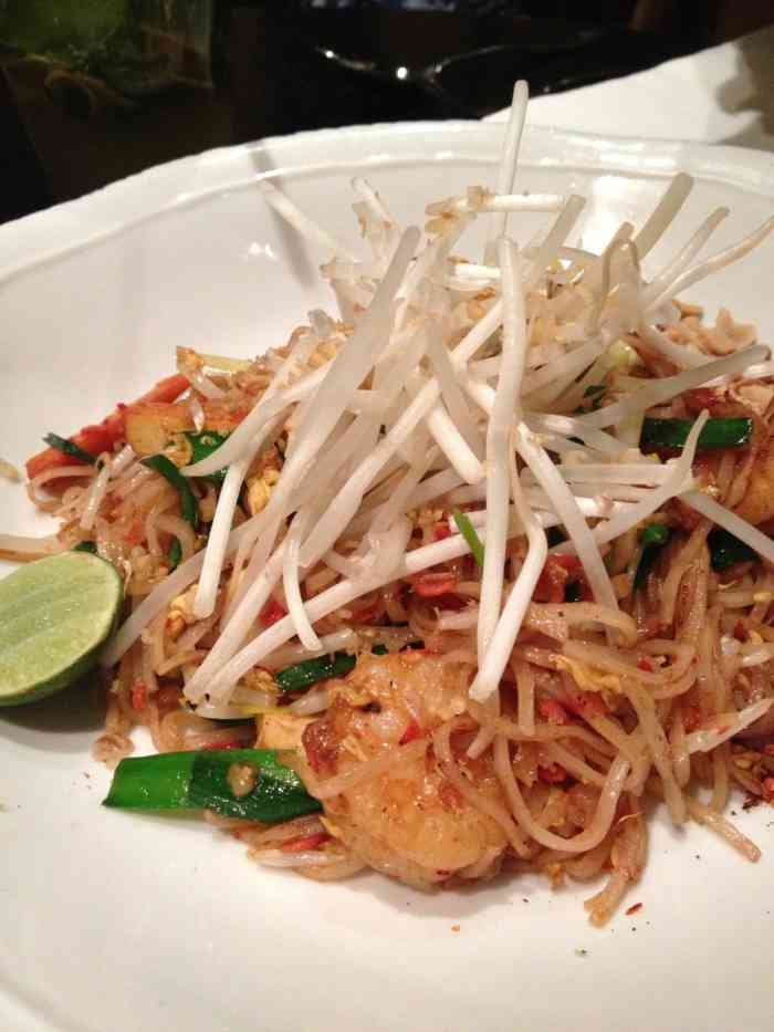 thai basil(太古广场店)-"中午误打误撞去到的,环境很吵闹,人也非常.