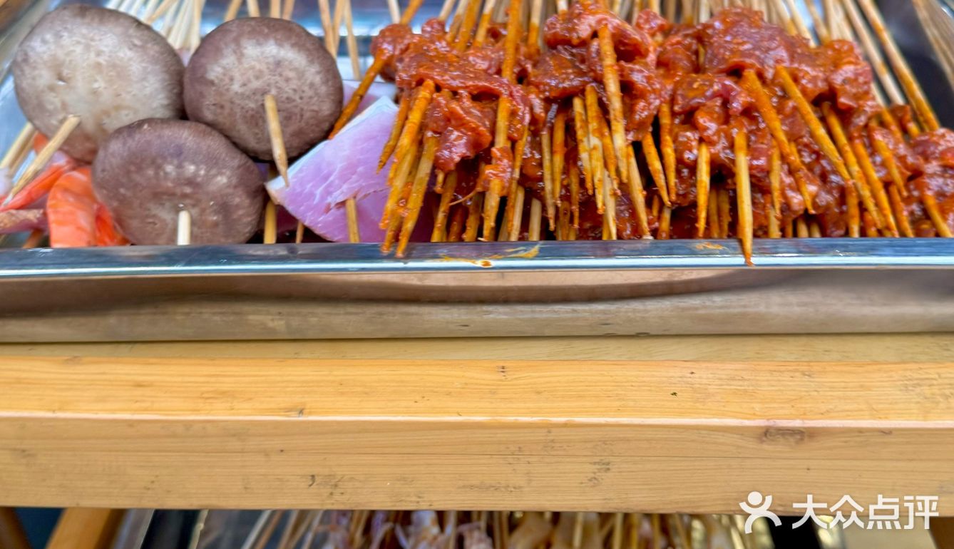 鲜牛肉🥩大腰片🍢看着火车吃着串串儿[调皮]