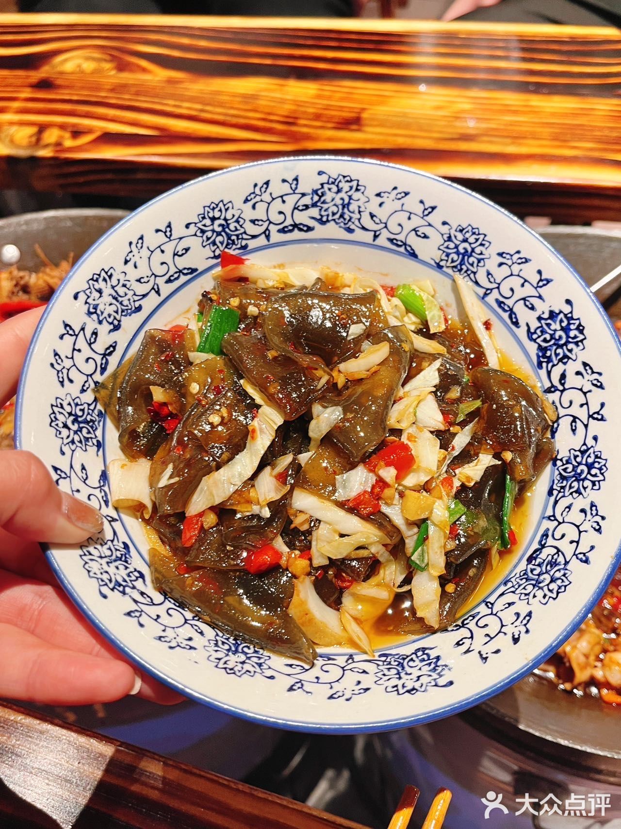 藏在小区里的湖南味｜板凳上的饭桌