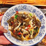 藏在小区里的湖南味｜板凳上的饭桌