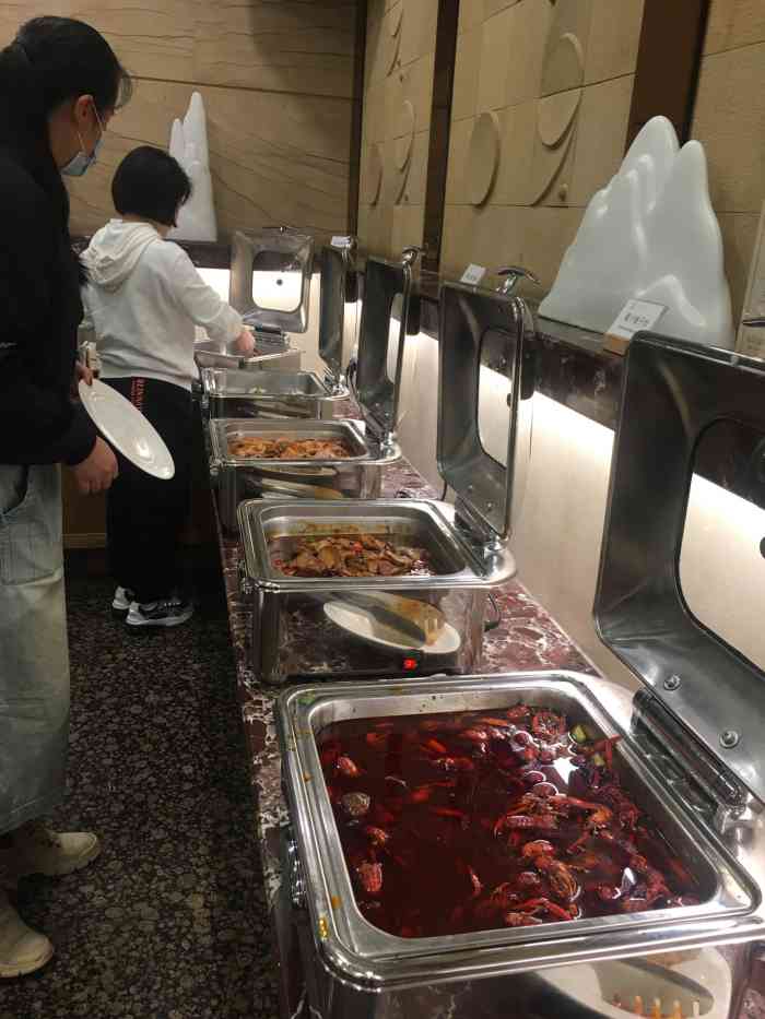 贵州饭店西餐厅-"环境不错,不是很大,但是菜品很齐全,看着.