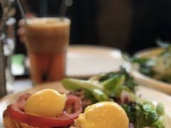 班尼迪克蛋-Common Table · Brunch & Coffee