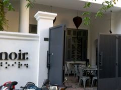 -Noir. Dining in the Dark