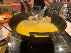 浓厚原只鸡煲花胶汤-鲜入围煮花胶鸡海鲜火锅