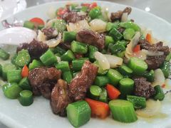 芥兰百合炒牛肉粒-勒南公舍(龙江店)