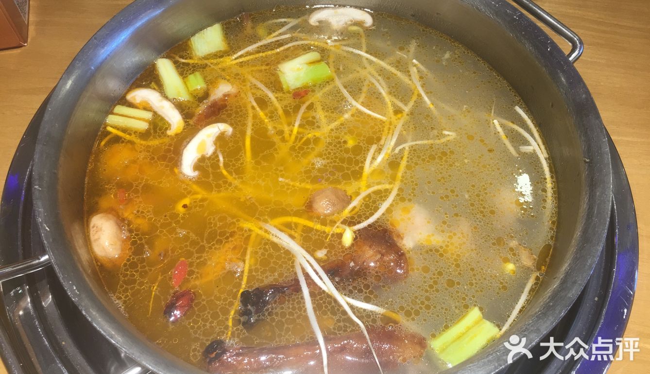 。哇噻他们家的烤鸭简直太好吃了，黄瓜的分量也很足