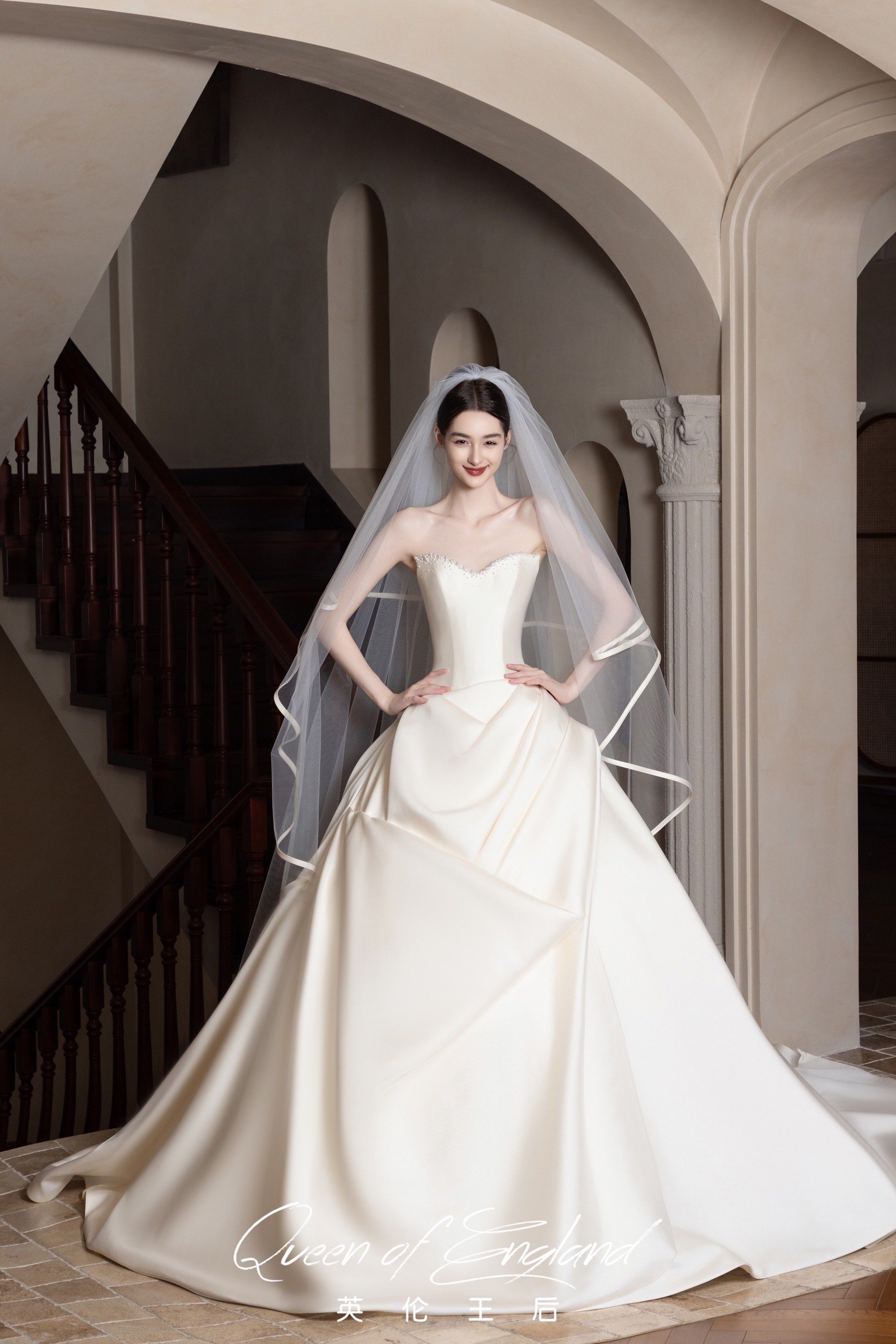 高级的缎面抹胸婚纱