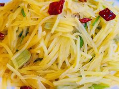腊八蒜炒土豆丝-闯关东东北农家菜(崂山石老人店)