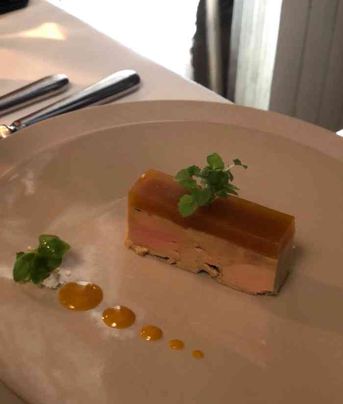 auberge nicolas flamel-"古老的传统法式建筑里,从门外看,极不起眼.