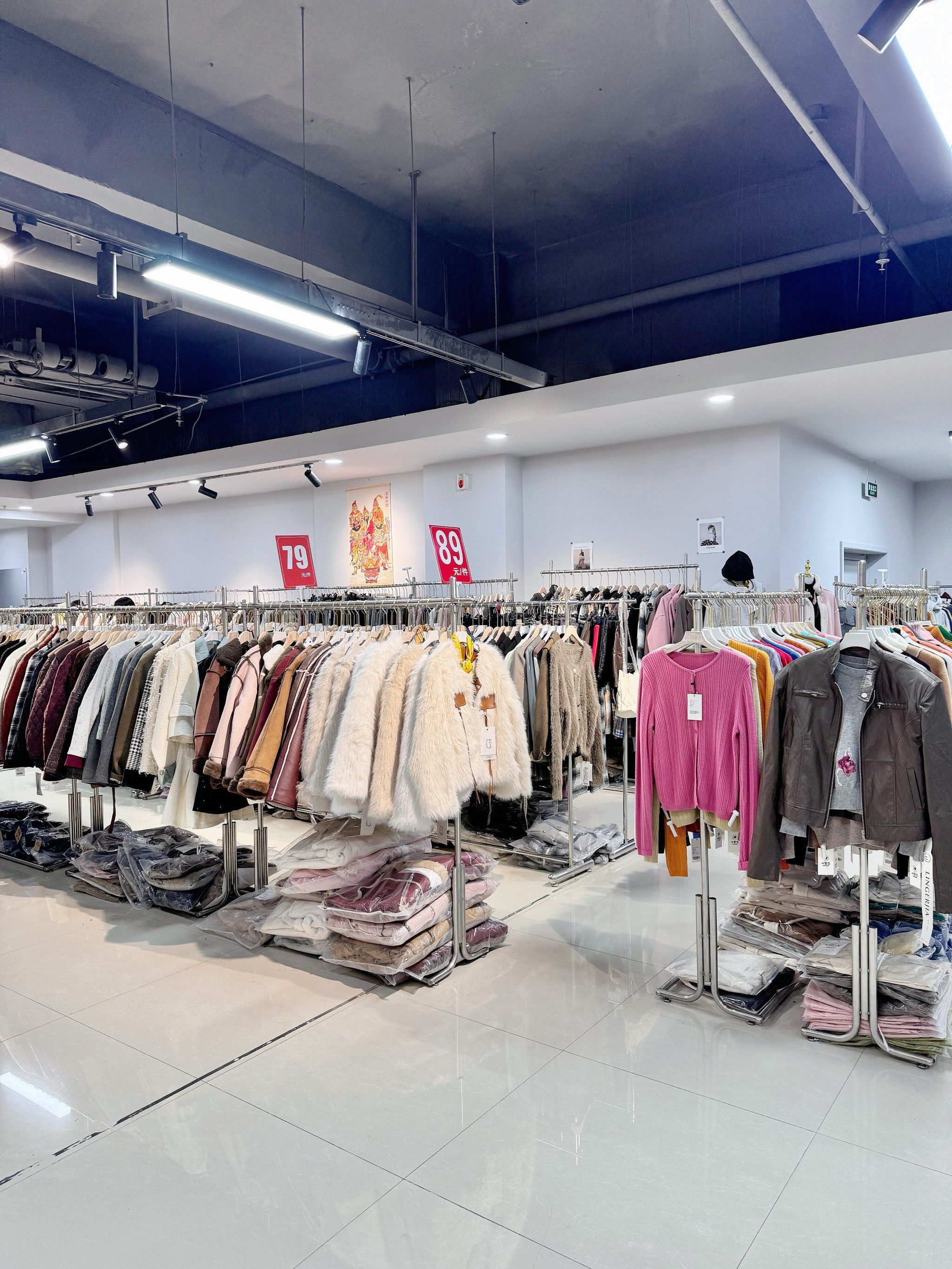 买买买根本停不下来 是一家服装仓储店,可以一个人来逛