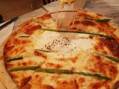 时尚米兰烤芦笋白松露油蛋比萨-the rug 飞毯 (朝阳公园店)