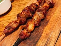 红柳羊肉串-阿里家·新疆烤肉酒場 by MIG